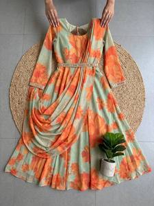 Un vestido drapeado indo-occidental contemporáneo que combina a la perfección la elegancia de un sari tradicional con la comodidad de un estilo moderno. - Product Image 2