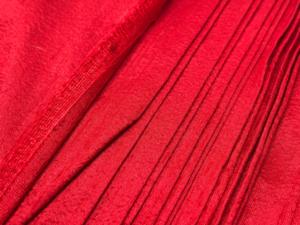 Tissu en soie Dupionne rouge avec texture naturelle et brillance élégante pour robes, saris, kurtis, vestes et décoration intérieure - Product Image 4