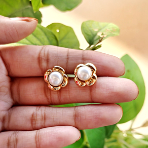 Women's 18k gold plated floral stud <b>earring</b> new style roundel white pearl luxury design small stud everyday wear fashion jewelry - Product Image 2