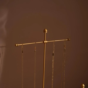 Expositor de joyería de metal dorado de estilo único para organizar collares y colgantes, ideal para una fácil selección y para regalar, procedente de la India. - Product Image 2