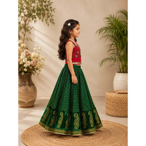 Conjunto de Top sin Mangas para Niñas con Lehenga Roja y Verde Bordada en Poliéster - Product Image 3