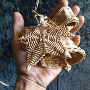 Ensemble d'ornements de Noël artisanaux en rotin naturel, nœuds, étoiles et clochettes pour la décoration de la maison, des fêtes et des arbres de Noël - Product Image 2