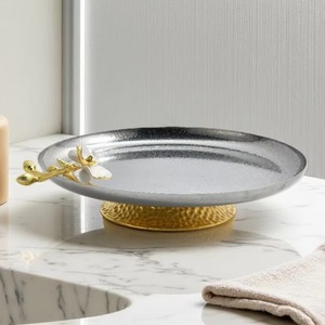 Support à gâteau élégant texturé argenté avec base martelée dorée et une poignée décorative en forme de branche florale blanche exquise - Product Image 1