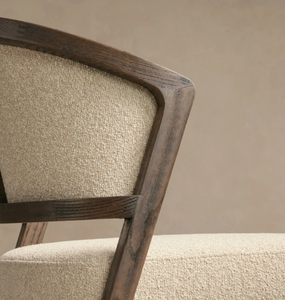 Chaise de salle à manger scandinave moderne rembourrée avec structure en bois et assise en tissu beige, design de mobilier pour la maison - Product Image 4