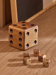 Décoration de table en bois sculpté de forme carrée en matériau naturel, dés à numéros gravés, coins lisses, pièces de jeu pour l'utilisation - Product Image 4