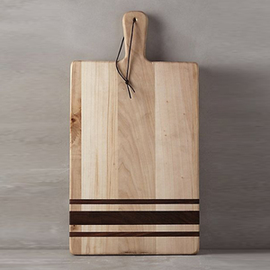 Planche à découper élégante en bois de noyer, fabriquée à la main, avec des rayures contrastées foncées et une poignée supérieure en forme de pagaie, idéale pour couper les légumes. - Product Image 1