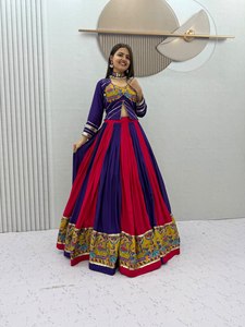 LAHENGA CHOLI DE REYON Y ALGODÓN CON TRABAJO DE ESPEJOS AUTÉNTICOS Y ESTAMPADO POSICIONAL - Product Image 2