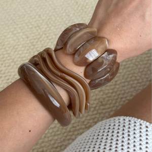 สร้อยข้อมือเรซิ่นดีไซน์เนอร์ทำมือ พร้อมเคลือบเงาวินเทจ สีสันปรับแต่งได้ เครื่องประดับหรูหราสำหรับผู้หญิงทั่วโลก - Product Image 1