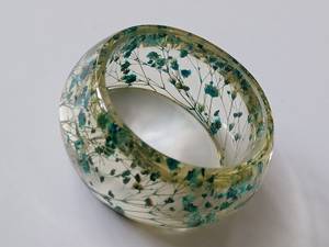 Bracelets en résine époxy faits à la main avec coquillages naturels incrustés, design moderne et élégant, thème ange et amour, pour la Saint-Valentin - Product Image 3