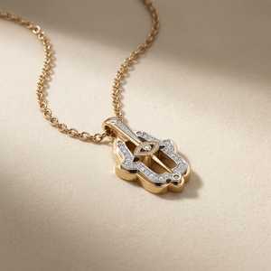 Pendentif amulette de protection main de Hamza en or avec halo de diamants et œil central distinctif pour usage quotidien - Product Image 1