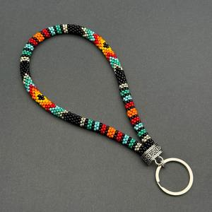 Porte-clés tendance fait main pour femme avec perles et motif géométrique coloré, support durable en métal pour usage quotidien - Product Image 4