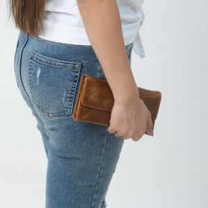 Sac fourre-tout trapézoïdal personnalisable unisexe avec fermeture à fermoir, écologique, quincaillerie dorée, en polyester, antivol, 3L+ - Product Image 3
