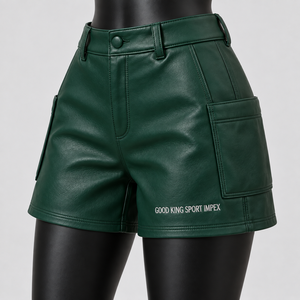 Shorts cargo pour femme en similicuir vert foncé, poches utilitaires, passants de ceinture, style émeraude, marque urbaine originale - Product Image 1