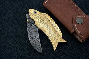 Couteau utilitaire pliant en acier Damas SHARP POINT TRADES, lame droite, ouverture par bouton de pouce, manche en bois, design artistique - Product Image 1