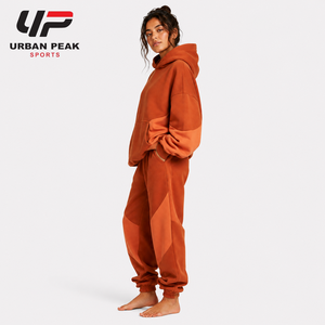 Conjunto deportivo oversize de moda para mujer con pantalones jogger de pierna ancha, tela cómoda y estilo contemporáneo para atuendos casuales. - Product Image 2