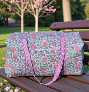 Sac de voyage à imprimé floral, motif tulipes roses et blanches, sac de week-end grande capacité, fermeture éclair, matériau textile - Product Image 3