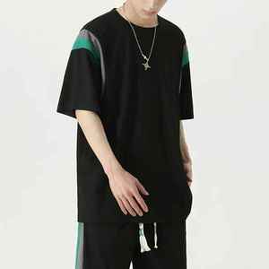 ชุดเสื้อยืดและกางเกงขาสั้นผู้ชาย สีดำ ลายพิมพ์โพลีเอสเตอร์ คอวี ลำลอง ใส่สบาย ระบายอากาศ แห้งเร็ว เหมาะสำหรับฤดูร้อน ชุดกีฬาถัก - Product Image 3