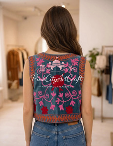 Chaleco Corto sin Mangas de Terciopelo Hecho a Mano para Mujer, Estilo Bohemio Gitano, con Bordado Floral Folclórico, de Algodón Ecológico, Cálido para Invierno - Product Image 3