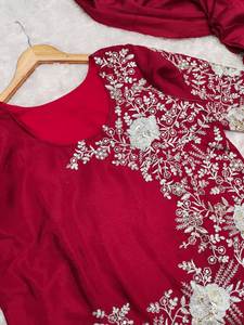 Sari en soie Chinnon de luxe avec broderies pour occasions spéciales - Product Image 4