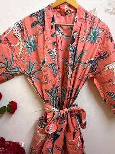 Bata Kimono de Algodón Floral Personalizada con Cuello en V y Cierre de Cordón, Transpirable, Ligera, para Mujer, para Spa, Playa, o como Bata de Dama de Honor - Product Image 4