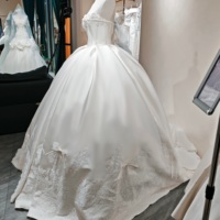Abito da sposa a ball gown con corsetto trasparente con stecche, gonna in raso, bordo in pizzo, stile principessa, strascico cattedrale, all'ingrosso