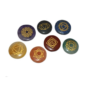 Juego de piedras de cristal de chakra, 7 discos redondos de piedras preciosas grabados con símbolos de Reiki para decoración del hogar, forma circular pulida - Product Image 1