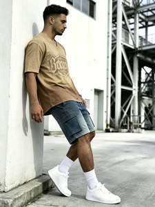 Conjunto de 2 piezas de ropa urbana para hombre: Camiseta de cuello en V con estampado de letras góticas y distintivo vintage color caqui y pantalones cortos cargo de mezclilla - Product Image 3