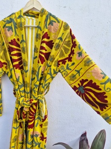 Abrigo Largo de Terciopelo Suzani, Bordado a Mano con Diseño Floral, Prenda de Invierno de Lujo para Mujer, Reversible, con Capucha, Ecológico y Transpirable - Product Image 2