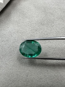 Hermosa Esmeralda Zambiana Natural Facetada de 5.59 quilates, Corte Ovalado, Verde, Gema Suelta para Joyería - Product Image 6