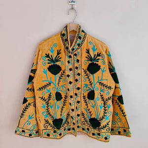 Veste en velours brodée à la main, veste ethnique faite à la main, veste florale Suzani, veste en velours pur, style bohème hippie - Product Image 1