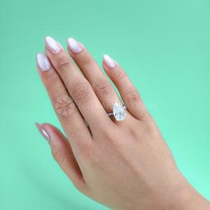 Anillo de Diamantes con Corte Pera Cultivado en Laboratorio en Oro Blanco de 18K para Exportación al por Mayor de Proveedor y Fabricante Indio - Product Image 1