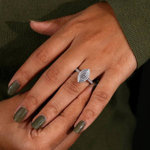 แหวนหมั้นเพชรสำหรับปลูกในห้องปฏิบัติการมาคีส์18K สีทองขาวทึบการตั้งค่ารัศมีสองชั้นได้รับการรับรองว่าเป็นของขวัญแต่งงานที่สมบูรณ์แบบ - Product Image 2