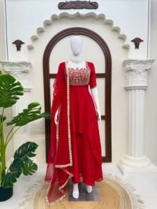 ชุดอานาร์กาลีสีแดงพร้อมผ้าคลุมไหล่ ชุดอินเดีย-ปากีสถานสำหรับงานเทศกาลและงานแต่งงาน ชุดเดรสผ้าไหม - Product Image 3
