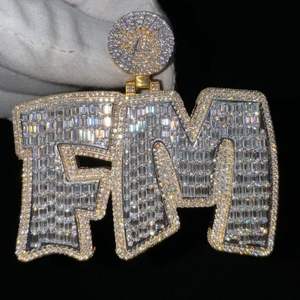 Colgante de letra personalizada con engaste de garra, moissanita baguette, joyería hip hop, plata de ley 925 con incrustaciones para letra inicial certificada - Product Image 1