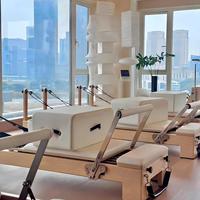 Mesa de Pilates Reformer Profesional Compacta Telescópica 2026 de Madera de Arce Blanca Clásica con Caja de Sentado para Ejercicios en Casa