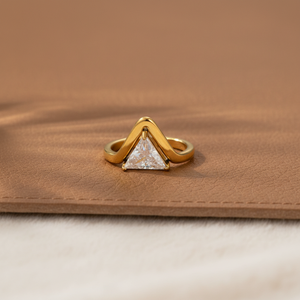 Bague de fiançailles tendance en argent sterling 925 avec zircone cubique, coupe triangulaire en V de 1,00 carat, cadeau d'anniversaire - Product Image 6