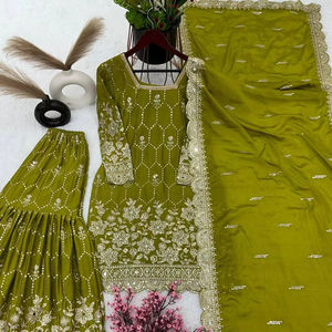 Designer Party Wear Chinon Soie Lourde Séquence Broderie Et Vrai Miroir Travail Dentelle Bordure Top Et Sharara Avec Dupatta - Product Image 1