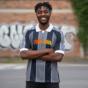 Maillot de football personnalisé pour homme à rayures, manches courtes, en polyester respirant, uniforme de football avec impression de logo sur le devant, utilisable toute l'année - Product Image 4