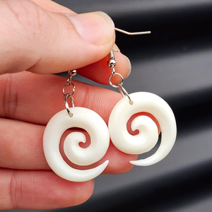 Boucles d'oreilles légères en os, design artisanal traditionnel - Product Image 4