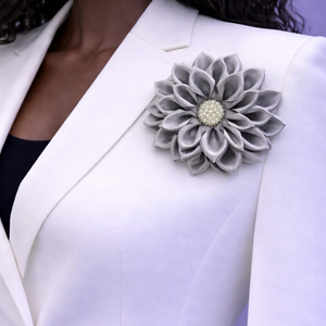 Broche de Flor Blanca, Elegante Pin Floral para Mujer, Accesorio de Moda de Lujo con Diseño Clásico de Pétalos de Tela, Color Blanco - Product Image 1