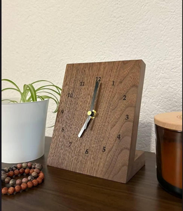 Reloj de mesa de madera que se integra perfectamente con un decoro moderno y clásico. El diseño del reloj refleja un gusto atemporal y una vida pensada. - Product Image 4