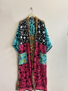 Lote al por mayor de kimonos indios bordados a mano estilo boho Phulkari, chaquetas de lujo para estar en casa. - Product Image 4