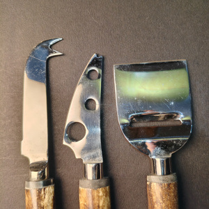 Juego de Cuchillos para Queso Artesanal de 3 Piezas con Mangos de Madera Natural y Hojas de Acero Inoxidable Pulido - Product Image 3