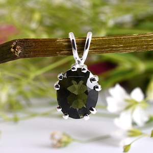 Colgante de Moldavita Natural en Bruto, Plata de Ley 925, Color Púrpura, Hermoso Diseño Hecho a Mano, Piedra Genuina, Regalo - Product Image 4