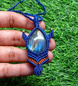 Collar con Colgante de Labradorita Hecho a Mano, Gema con Destello Azul, Cordón Ajustable, Joyería Artesanal Boho para Mujer - Product Image 1