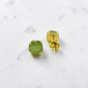 Boucles d'oreilles clous en péridot vert certifié tiers, plaqué or 14 carats, pierre de naissance brute, style minimaliste, pour femme, collection Printemps - Product Image 2