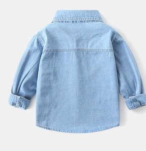เสื้อเชิ้ตเดนิมสีฟ้าอ่อนสำหรับเด็กผู้ชาย แขนยาว ลำลอง ปกคอพับ ดีไซน์กระเป๋า ทรงปกติ เสื้อผ้าฝ้าย - Product Image 2