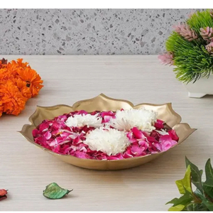 Plateau Urli en laiton artisanal en forme de lotus pour la décoration intérieure, support décoratif traditionnel pour fleurs flottantes et bougies chauffe-plat - Product Image 1