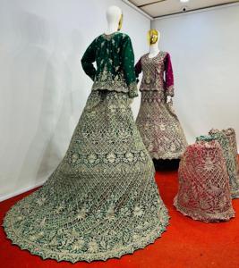 7 diseños reales en 5 colores para novias Lehenga de corte de terciopelo de diseñador con trabajo pesado completo y Grand Trail - Product Image 3