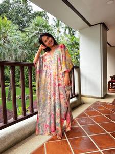 Caftán Gris con Estampado Tie Dye Arcoíris para Mujer, Talla Grande, Vestido de Verano - Product Image 4